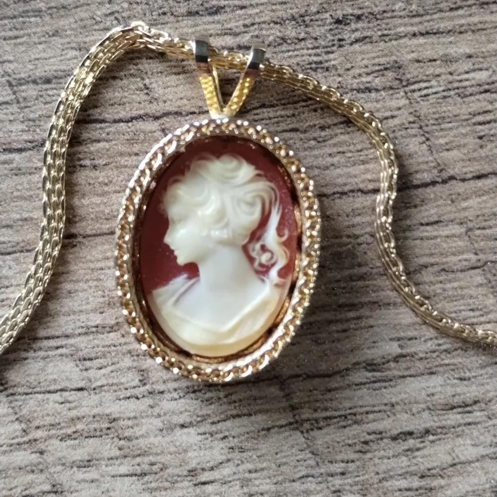 Vintage cameo silhouette necklace, gold color - Picture 2 of 5